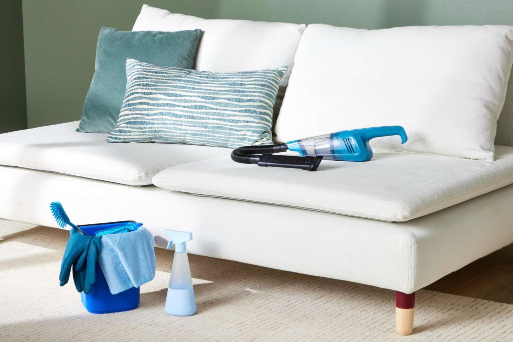 چگونه کوسن‌های مبل را تمیز کنیم