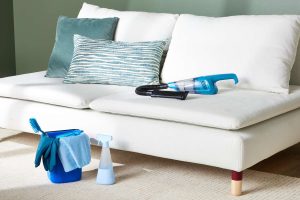 چگونه کوسن‌های مبل را تمیز کنیم